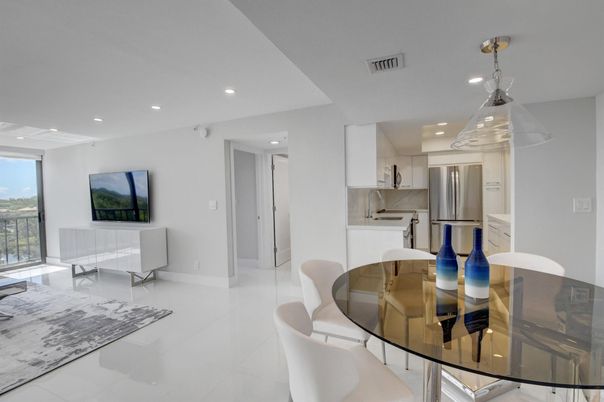 Dining room, Interior, Kitchen, Pendant Lights, Recessed Lighting, Stainless Steel Appliances