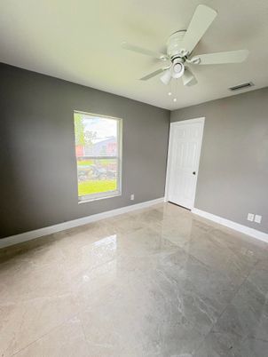Empty room, Interior