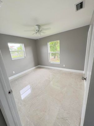 Empty room, Interior