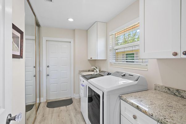 Interior, Recessed Lighting, Washer, Wood Texture Flooring