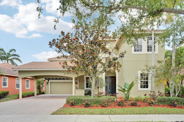 Attached, Exterior, Facade, Mediterranean