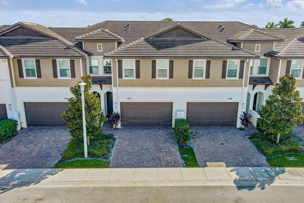 Attached, Exterior, Facade, Mediterranean