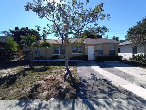 Backyard, Exterior, Facade, Ranch