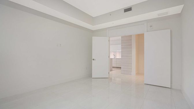 Empty room, Interior