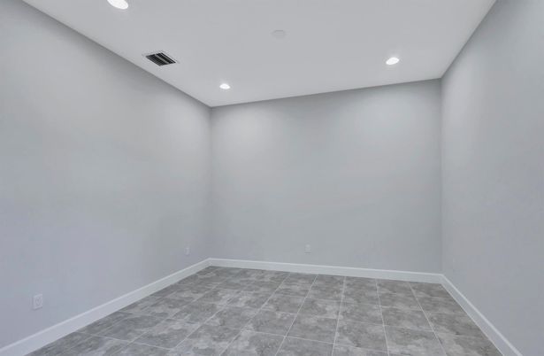 Empty room, Interior, Recessed Lighting