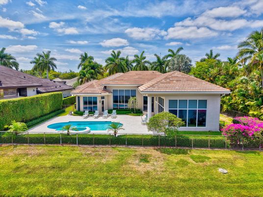 Backyard, Exterior, Facade, Pool, Ranch