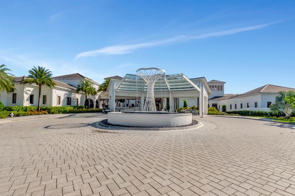 Exterior, Facade, Modern
