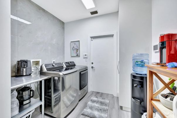 Interior, Recessed Lighting, Washer, Wood Texture Flooring