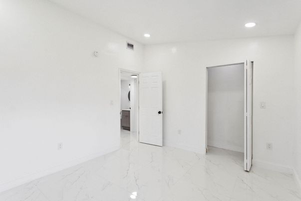 Empty room, Interior, Marble, Recessed Lighting