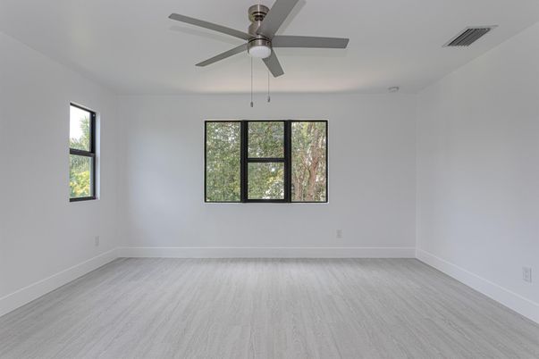 Empty room, Interior