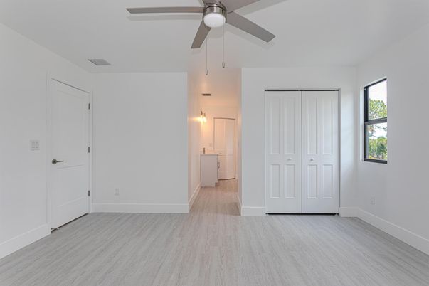 Empty room, Interior