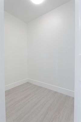 Empty room, Interior