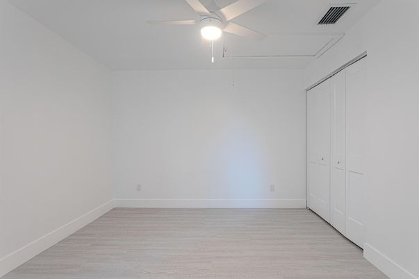 Empty room, Interior