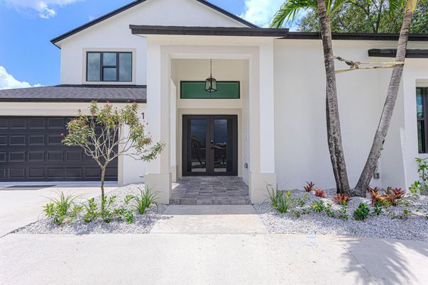 Attached, Exterior, Facade, Modern