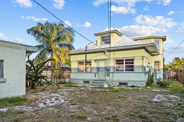 Backyard, Exterior, Facade, American Foursquare