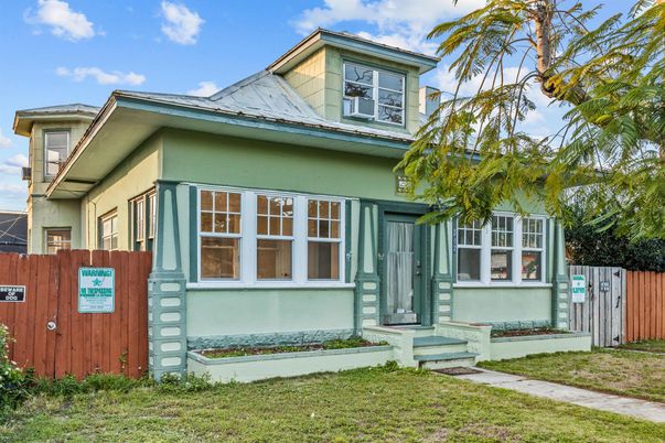 Exterior, Facade, American Foursquare