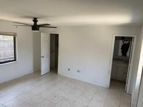Empty room, Interior