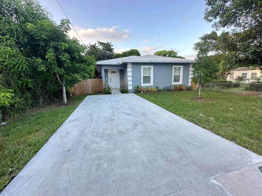 Backyard, Exterior, Facade, Playground, Ranch