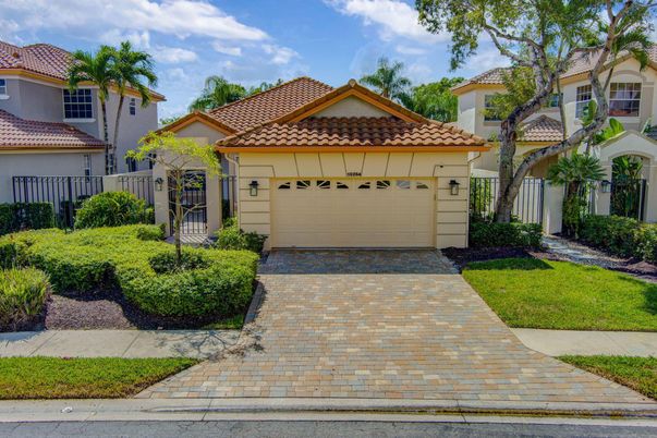 Attached, Exterior, Facade, Mediterranean