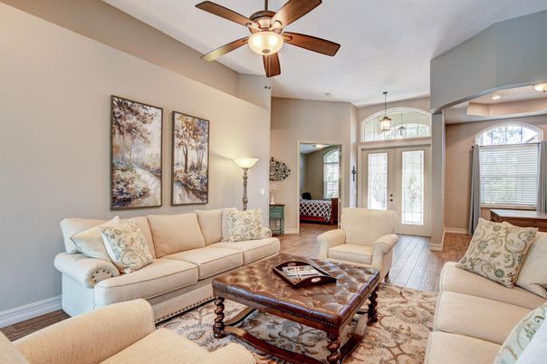Interior, Living room, Pendant Lights, Recessed Lighting, Wood Texture Flooring