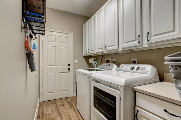 Interior, Washer, Wood Texture Flooring