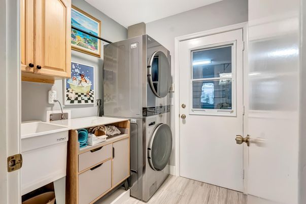 Interior, Washer, Wood Texture Flooring