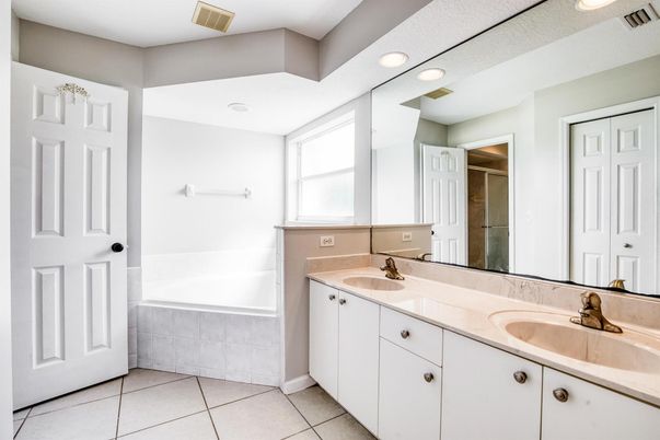 Bathroom, Dual Sink Vanities, Interior, Recessed Lighting