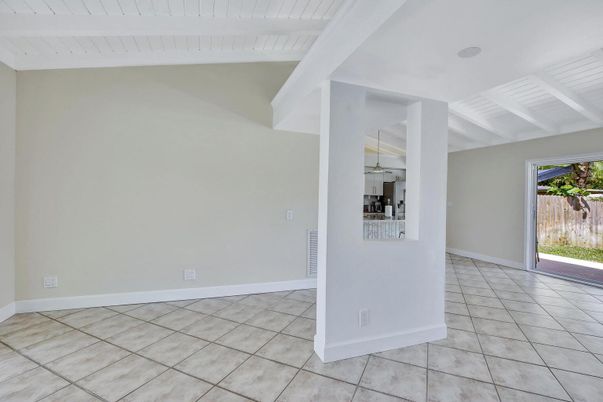 Empty room, Interior