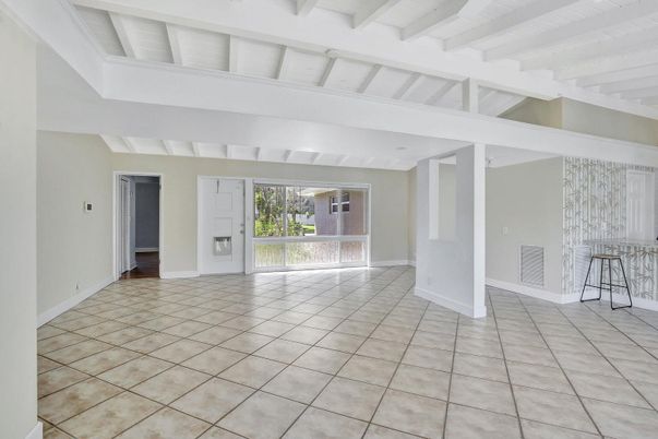 Empty room, Interior