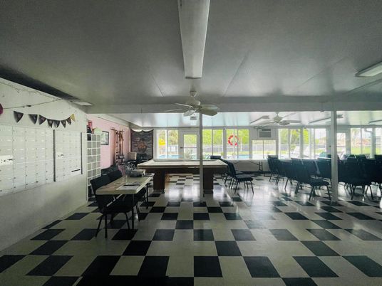 Interior, Piano
