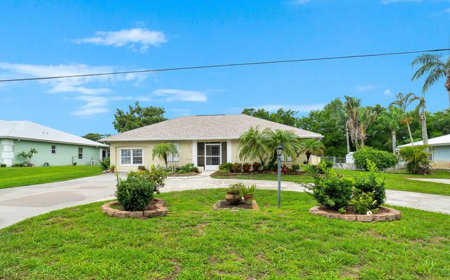 Backyard, Exterior, Facade, Ranch