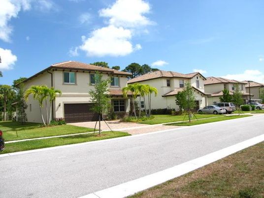 Attached, Exterior, Facade, Mediterranean