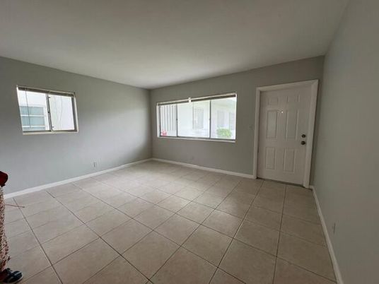 Empty room, Interior
