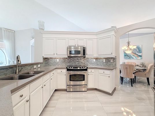 Chandelier, Dining room, Interior, Kitchen, Pendant Lights, Stainless Steel Appliances