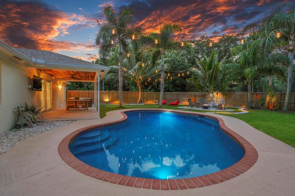 Exterior, Pool