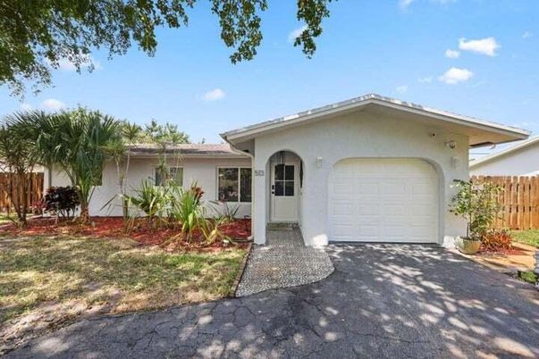 Attached, Exterior, Facade, Ranch