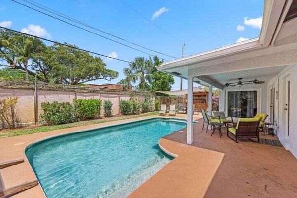 Exterior, Pool