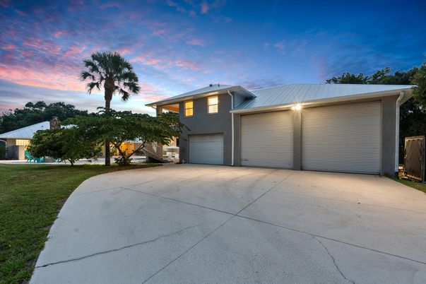 Detached Garage, Exterior