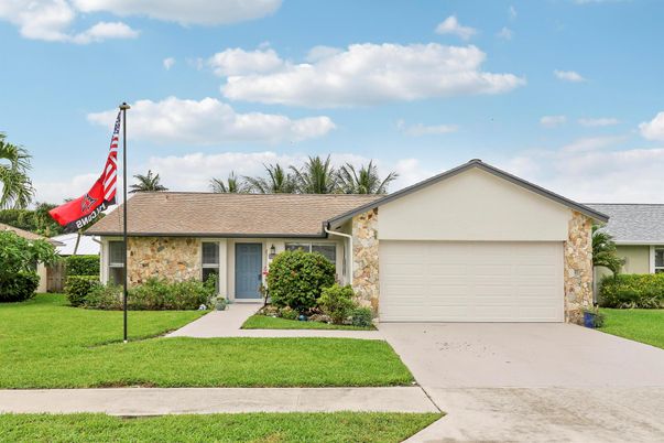 Attached, Exterior, Facade, Ranch