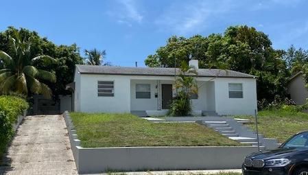 Backyard, Exterior, Facade, Ranch