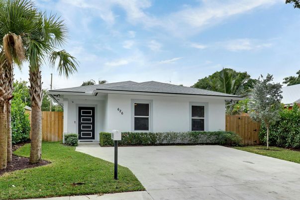 Exterior, Facade, Ranch