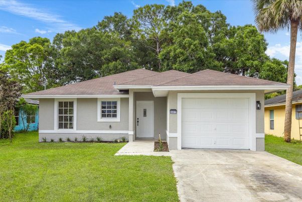 Attached, Exterior, Facade, Ranch