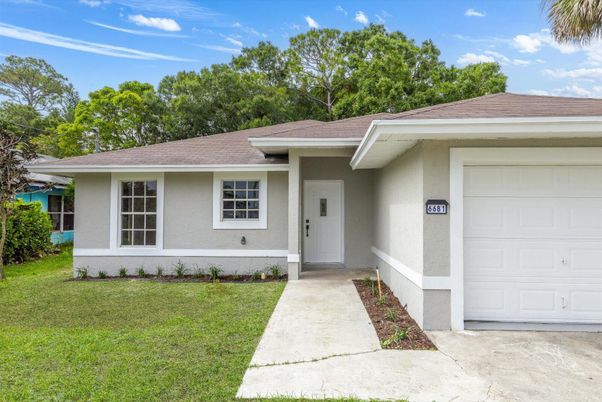 Attached, Exterior, Facade, Ranch