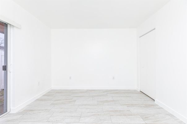 Empty room, Interior