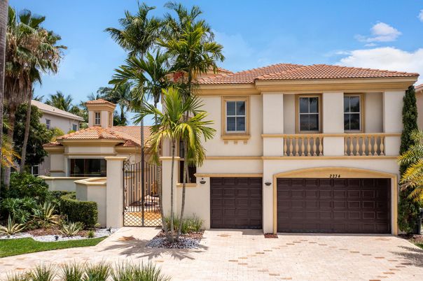 Attached, Exterior, Facade, Mediterranean