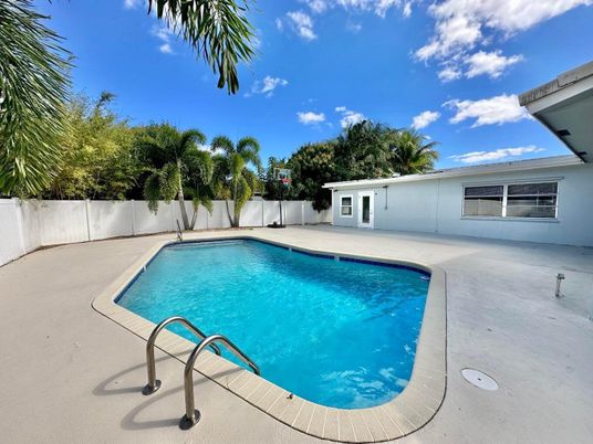 Exterior, Pool