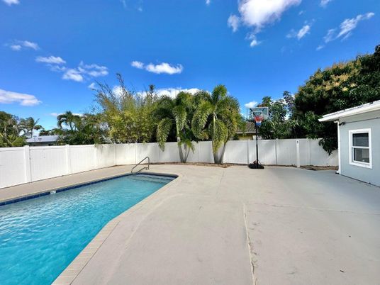 Exterior, Pool