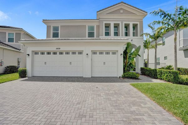 Attached, Exterior, Facade, Mediterranean