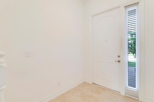 Empty room, Interior