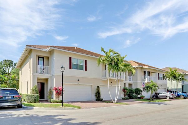 Attached, Exterior, Facade, Mediterranean